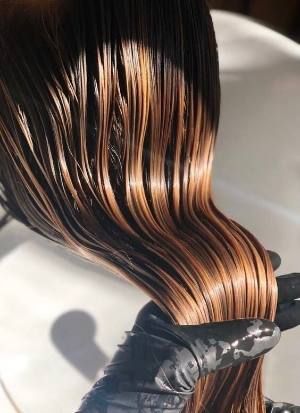 Close-up van glanzend, gezond gekleurd haar
